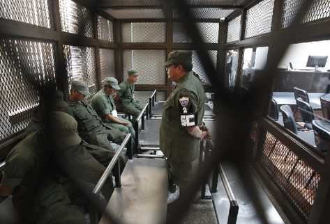 Los militares    sindicados de la masacre en Totonicapán esperan en la carceleta de la Torre de Tribunales a ser escuchados por un juez.
