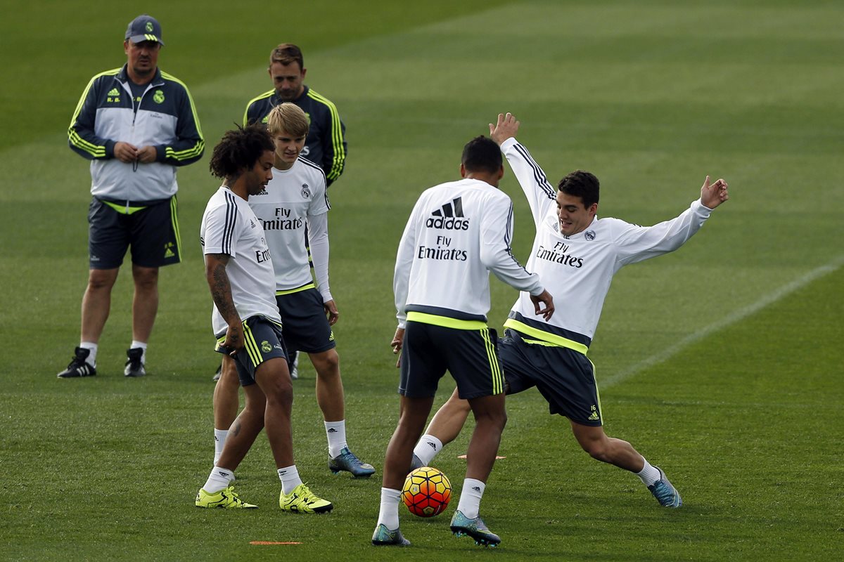 Rafa Benítez observa el entrenamiento de los jugadores del plantel merengue previo al juego de mañana. (Foto Prensa Libre: EFE)