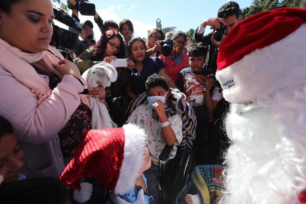 Stiven Tello entregó una carta a Santa Claus, pidiendo al presidente que dé seguridad a los niños guatemaltecos. (Foto Prensa Libre: Érick Ávila)