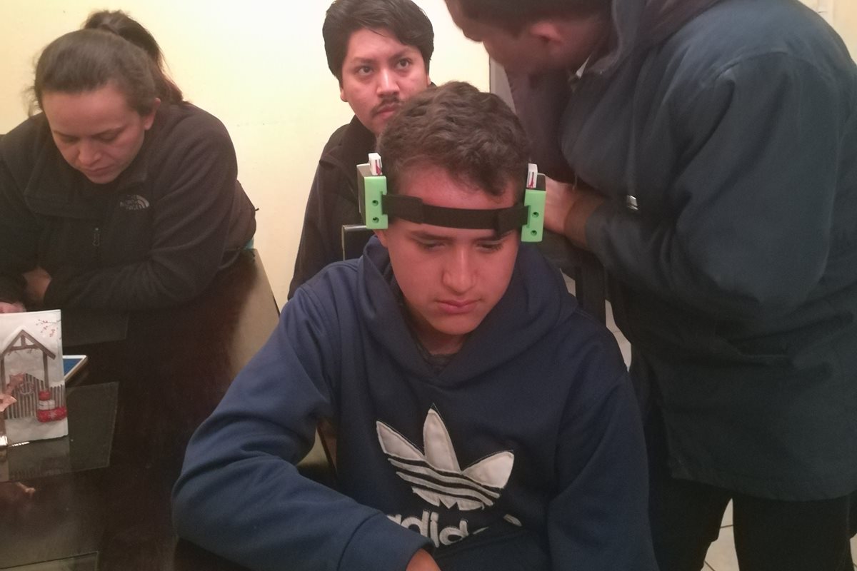 Los jóvenes donaron el prototipo del proyecto Beethoven a un adolescente. (Foto Prensa Libre: María Longo)
