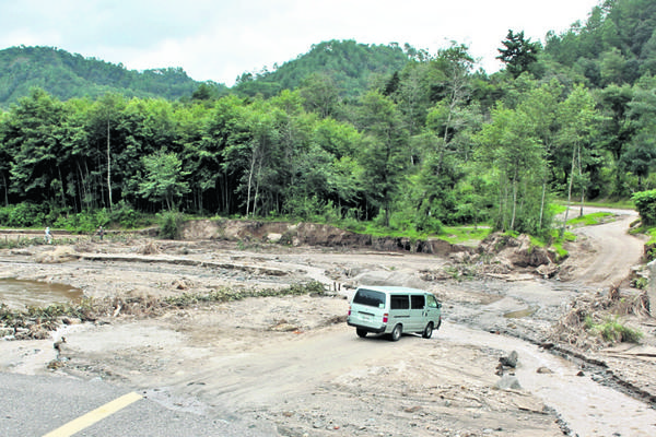 La carretera de San Andrés Semetabaj  a Patzún, Chimaltenango, destruida desde el 2010.(Foto Presa Libre: Ángel Julajuj)
