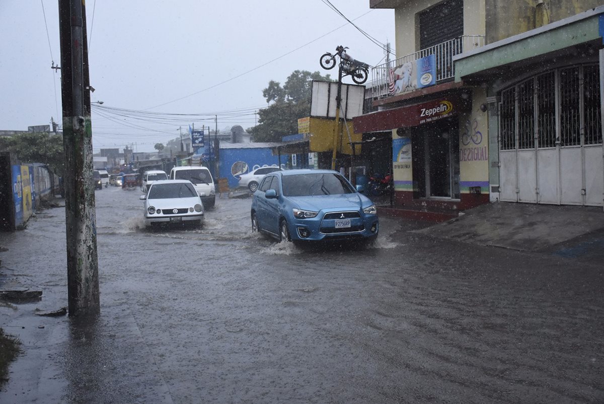 Una de las calles de Puerto San José afectada por las fuertes lluvias. (Foto Prensa Libre: Enrique Paredes).
