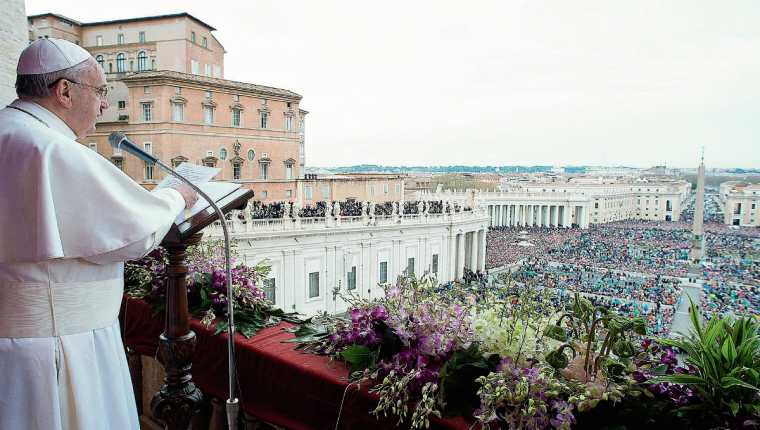 El Papa Francisco habla desde el balcón central de la basílica de San Pedro. (Foto Prensa Libre: AFP)