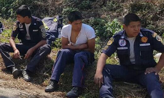 Uno de los tres bomberos fue llevado al hospital de Chimaltenango, ya que fue golpeado en el pecho con una escopeta. (Foto Prensa Libre: Cortesía)