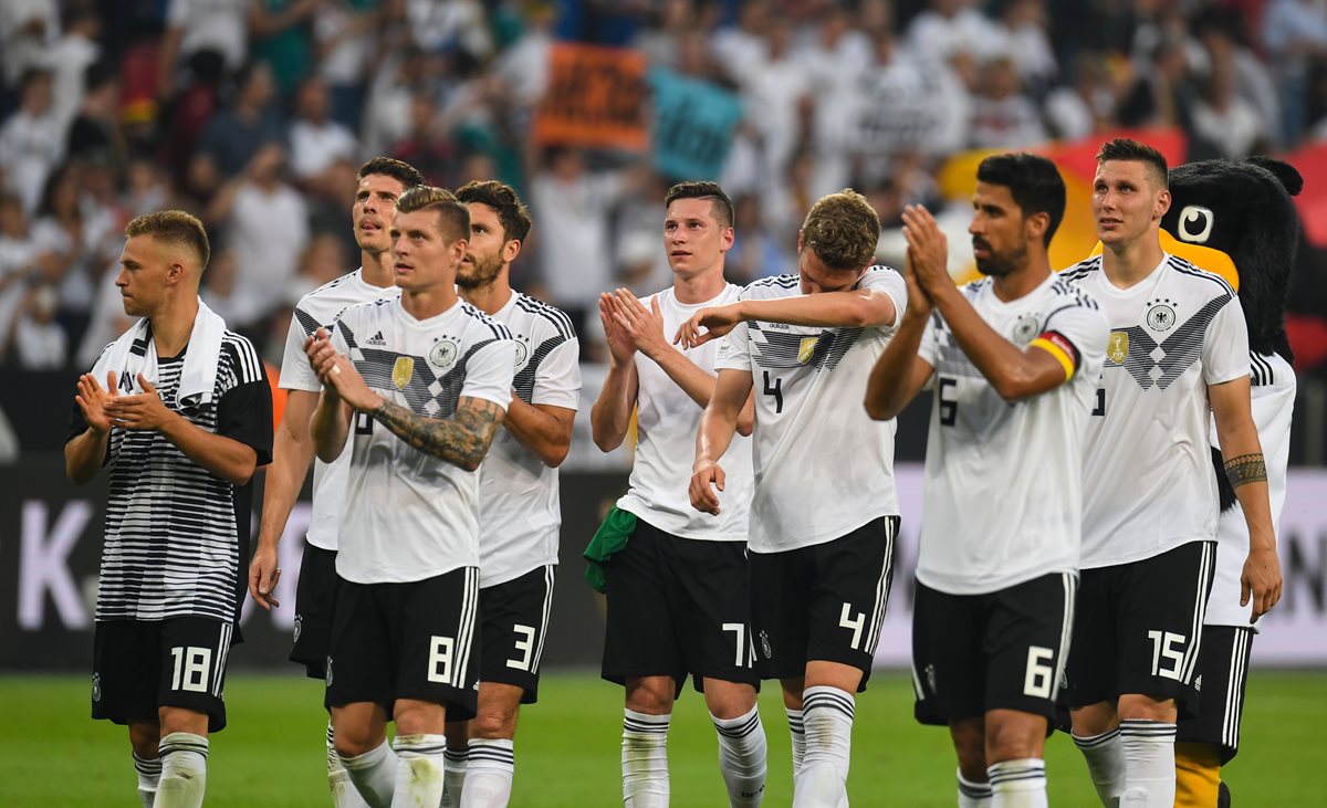 Los jugadores de la Selección de Alemania le aplauden a su público luego de la victoria contra Arabia Saudí, en su último amistoso antes del Mundial. (Foto Prensa Libre: AFP)