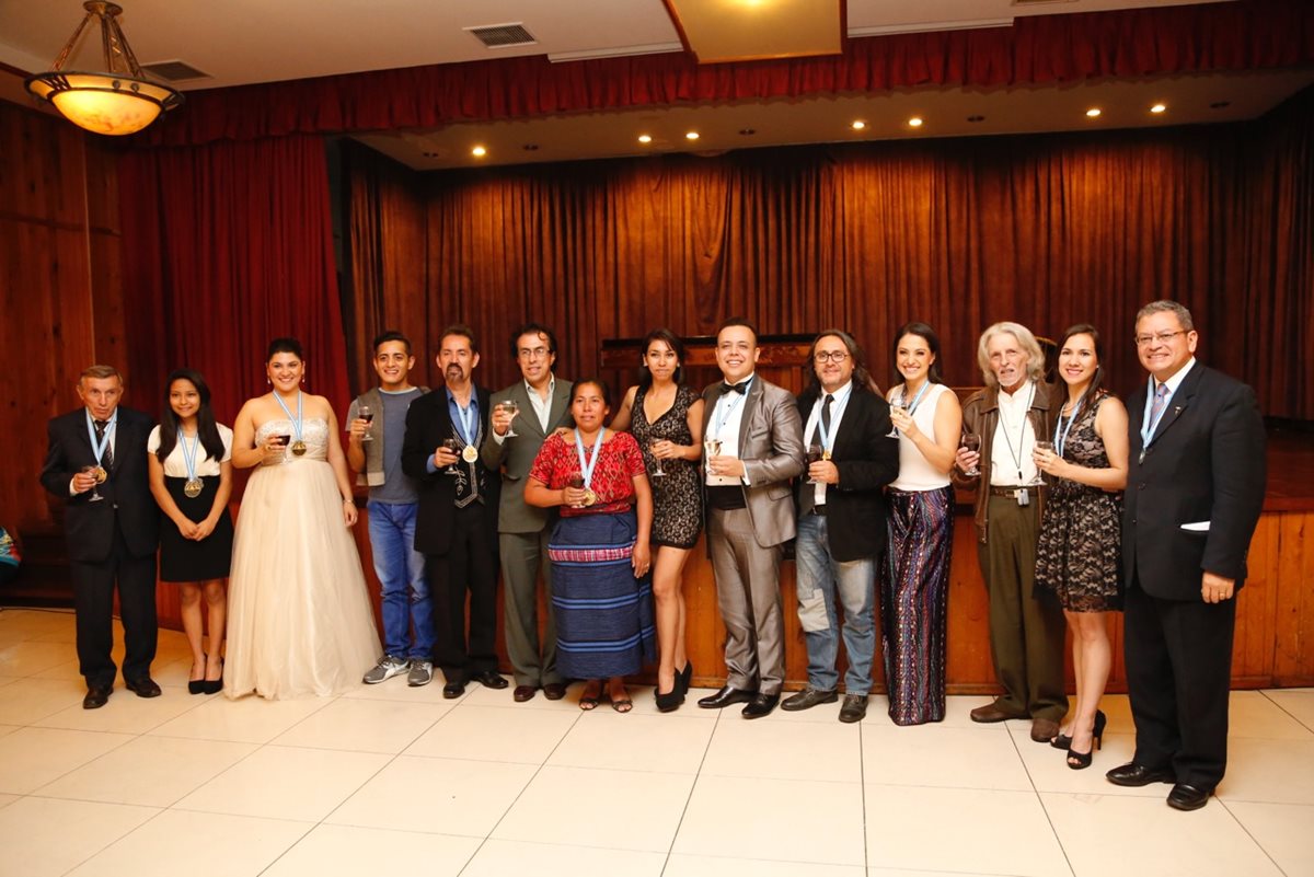 Grupo de condecorados con el Premio Artista del Año 2015. (Foto Prensa Libre: Paul Devaux)