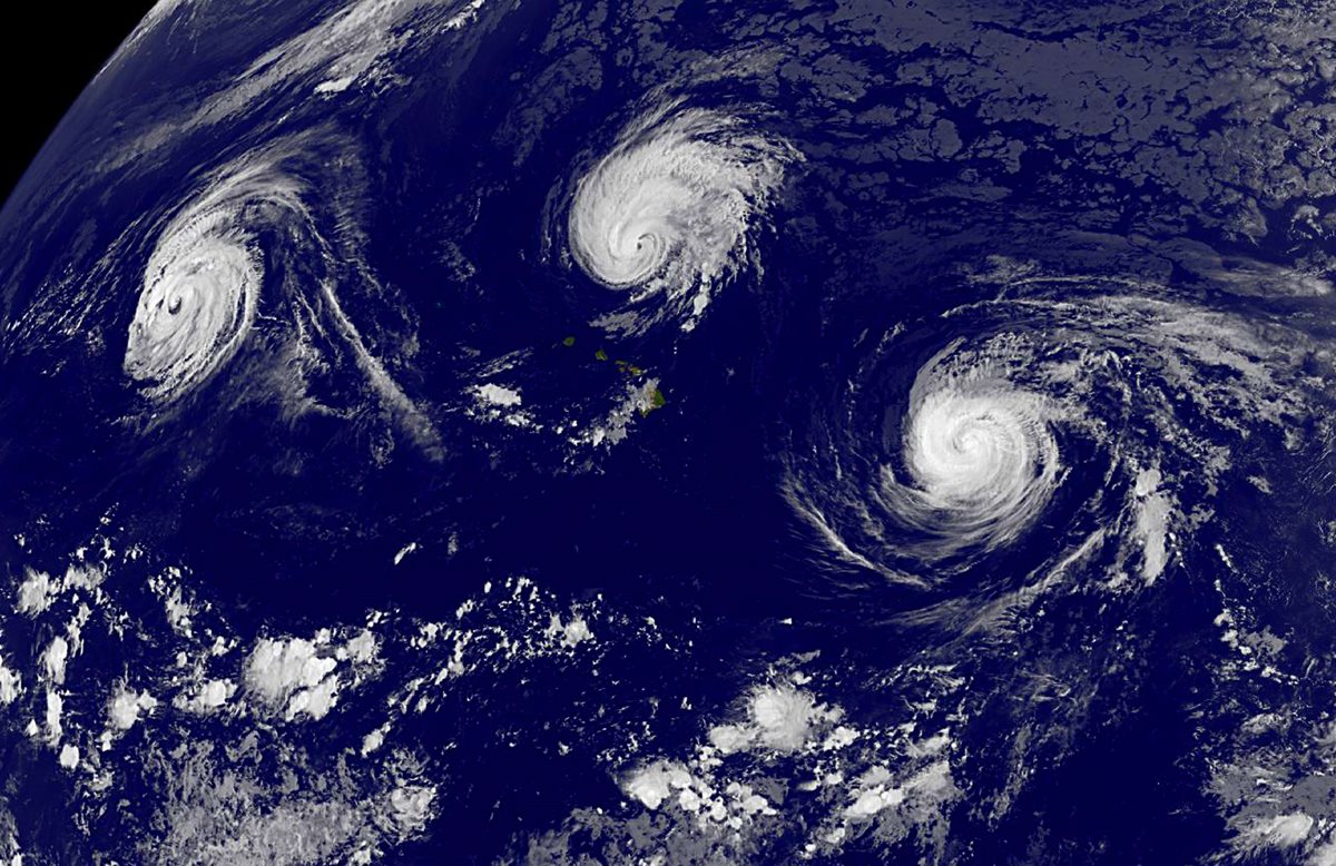La imagen de la NASA muestra tres tormentas simultáneas en septiembre de este año. (Foto Prensa Libre: AFP).
