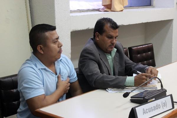 Selvin Herminio Cruz López  escucha el fallo, en el Tribunal de Sentencia de Jalapa. (Foto Prensa Libre: Hugo Oliva)