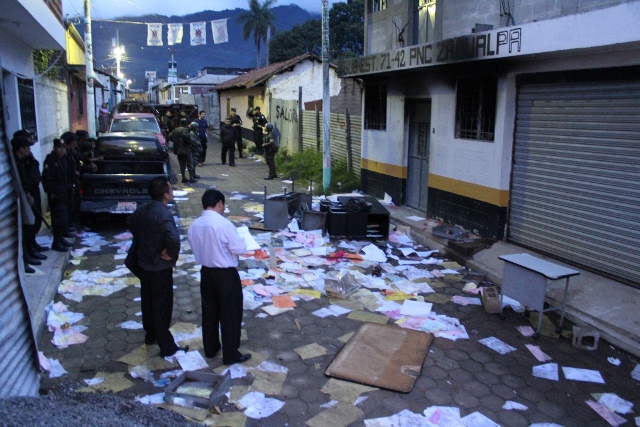 Sede de la PNC en Zacualpa, Quiché, fue incendiada por turba inconforme con el resultado de las elecciones municipales, en septiembre del 2011. (Foto Prensa Libre: Óscar Figueroa)