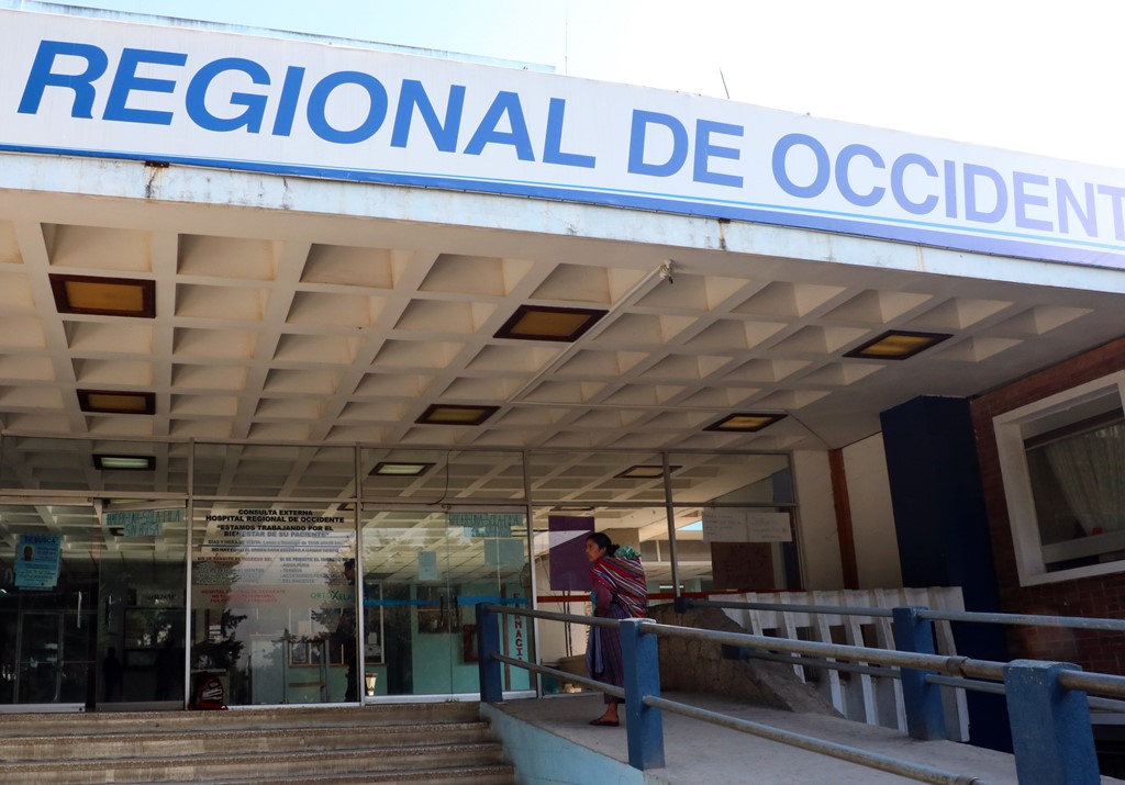 Consulta externa del HRO de Quetzaltenango esta cerrada, por determinación de médicos residentes. (Foto Prensa Libre: Carlos Ventura).