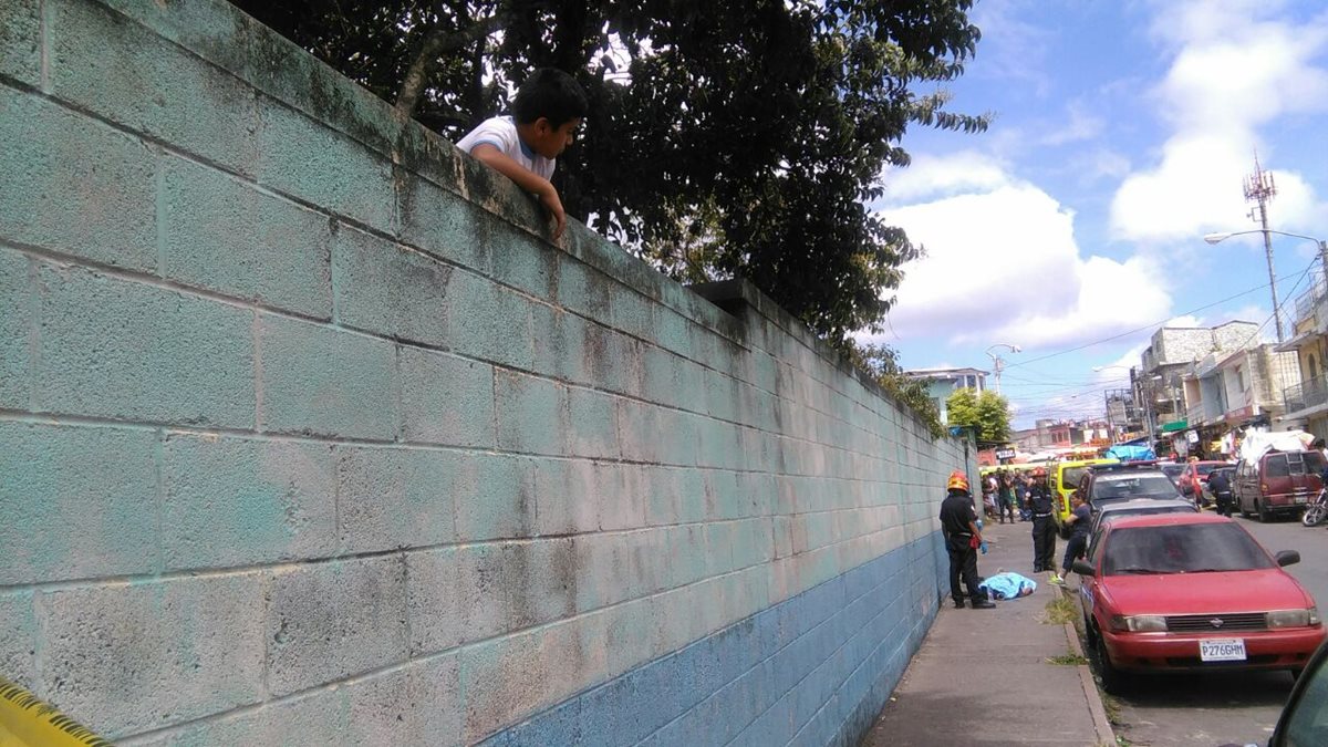 El menor de 15 años caminaba frente a una escuela cuando recibió seis disparos. (Foto Prensa Libre: Estuardo Paredes)
