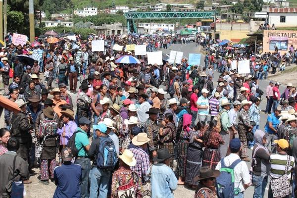 Alcaldes indígenas de Sololá y pobladores bloquean el paso  de vehículos en los km 117, 127 y 130 de  la  ruta  Interamericana. (Foto Prensa Libre: Ángel Julajuj)