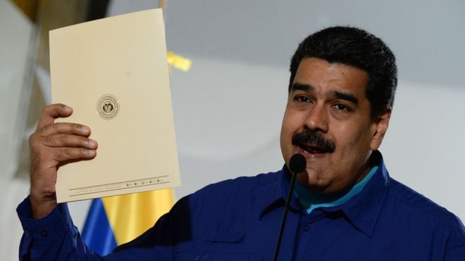 El presidente Nicolás Maduro dice que implementará el acuerdo que la oposición rechaza por considerarlo insuficiente. AFP