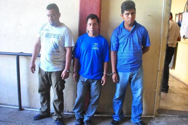 Ariel Mazariegos Ramírez, de 35 años; Francisco Juárez Perez, de 45, y Luís Fernando Rivera Chávez de 22 años, los tres originarios del municipio de el Asintal, fueron detenidos por portar armas de fuego de forma ilegal. 