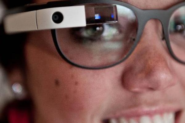 Google Glass obstaculizan la visión periférica en el lado derecho, donde está instalado el equipo (Foto Prensa Libre: AFP).