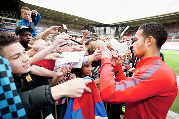 Memphis Depay atendió a sus seguidores luego de la sesión de entrenamiento en Eindhoven. (Foto Prensa Libre: AFP)