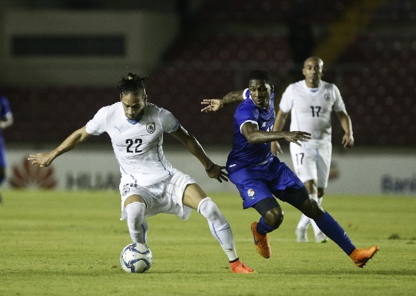 Martín Cáceres (izquierda) de Uruguay, pelea por el balón, en el duelo ante Panamá. (Foto Prensa Libre: AP)