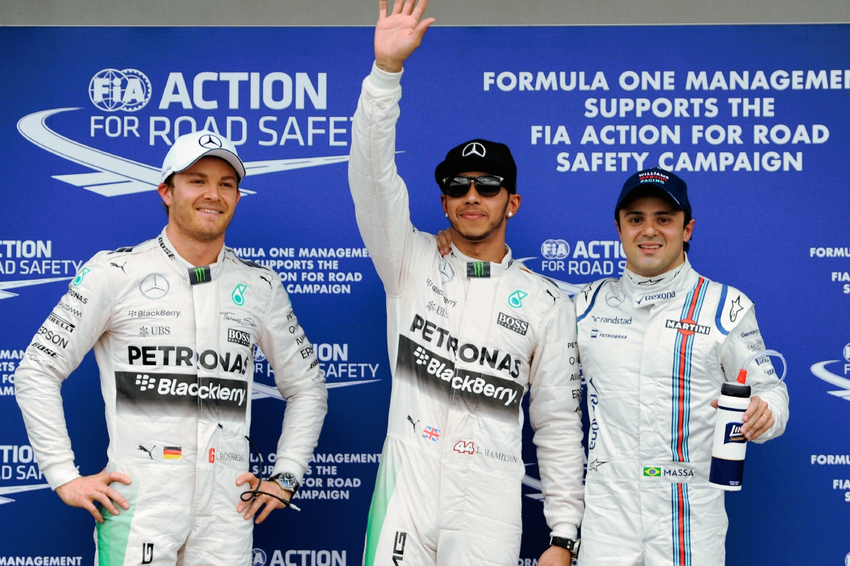 Hamilton al lado de Rosberg y Massa este sábado tras la clasificación. (Foto Prensa Libre:AP)