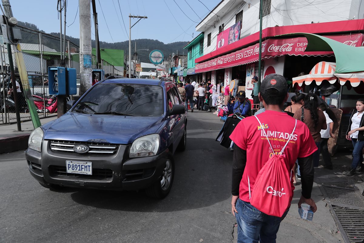 Las calles y avenidas de Amatitlán son angostas, por esa razón se regula el estacionamiento de vehículos. (Foto Prensa Libre: Juan Diego González)