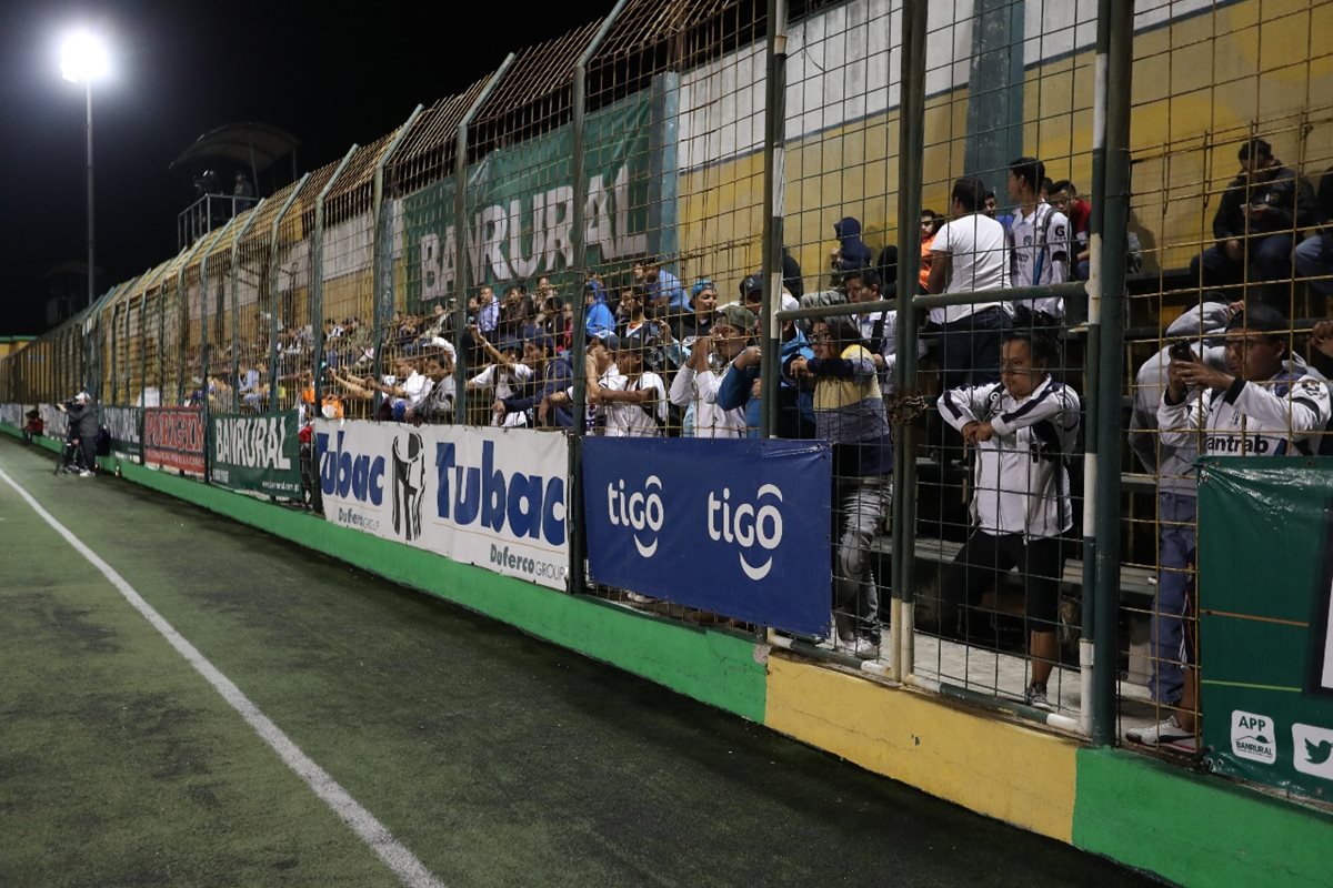 La afición de Petapa festejó con sus jugadores. (Foto Prensa Libre: Edwin Fajardo)