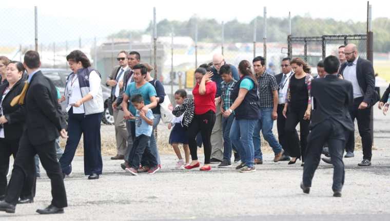 Núcleos familiares arriban al país deportados de EE. UU. (Foto Prensa Libre: Óscar Rivas)