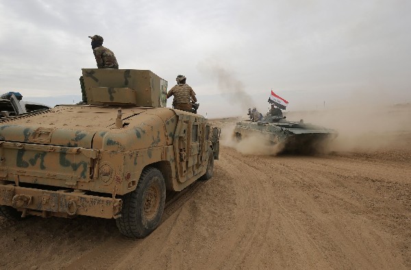 Tanques de las fuerzas iraquíes avanzan hacia Abu Shuwayhah, al sur de Mosul. (Foto Prensa Libre: AFP)