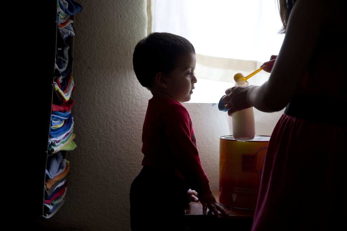 Un abogado del gobierno le dice Dunia Bueso que su hijo debe ser enviado de vuelta a Honduras a pesar de que se le permite quedarse. (Foto Prensa Libre: AP)