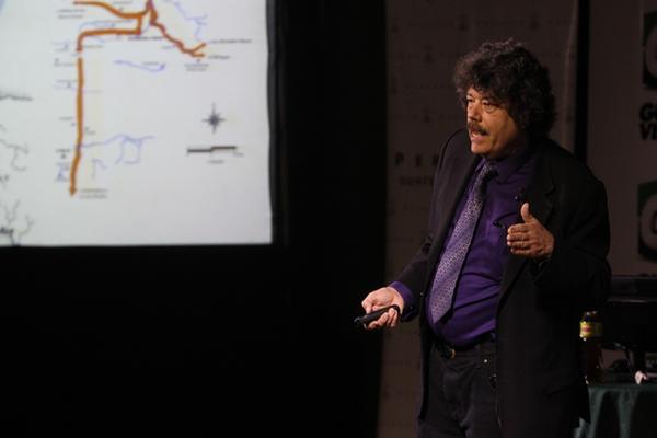 Arthur Demarest, director del proyecto Cancuén, de la Univesidad de Vanderbilt, durante su conferencia “El fin de las ciudades clásicas mayas del occidente: el apogeo que fue también un colapso” (FOTO PRENSA LIBRE: EDWIN CASTRO).