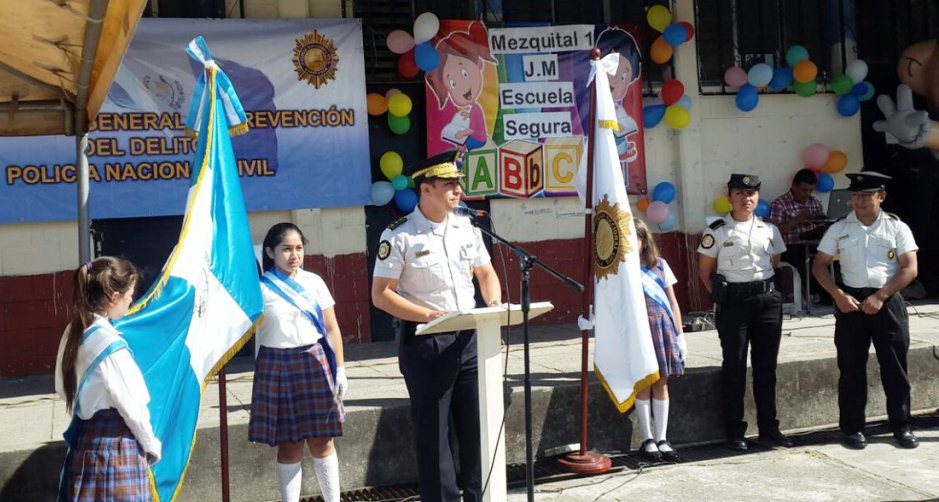 La Policía Nacional Civil y la embajada de EE. UU. lanzaron un programa para proteger a estudiantes. (Foto Prensa Libre: PNC)