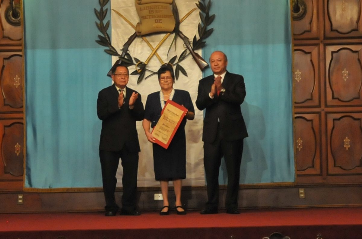 El escritor Francisco Morales Santos y el ministro de Cultura y Deportes, José Luis Chea Urruela, entregan galardón a Delia Quiñónez. (Foto Prensa Libre, Brenda Martínez)