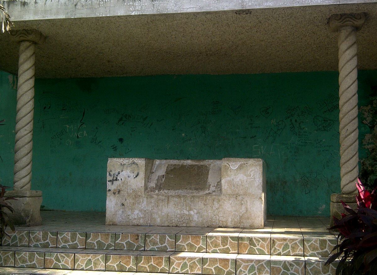 La tumba de Juan José Arévalo se encuentra en estado de abandono. Se ubica en Taxisco, Santa Rosa. (Foto: Oswaldo Cardona).