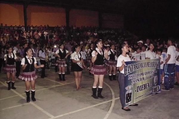 Estudiantes participan en la inauguración de los Juegos Deportivos Escolares, en San Cristóbal Acasaguastlán. (Foto Prensa Libre: Héctor Contreras) <br _mce_bogus="1"/>