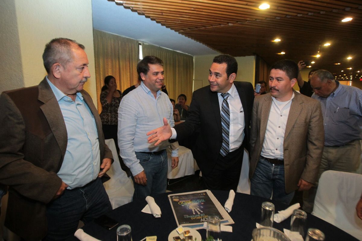 Los alcaldes Miguel Solares, Edwin Escobar y Víctor Alvarizaes saludan al presidenciable Jimmy Morales de FCN-Nación. (Foto Prensa Libre: Álvaro Interiano)