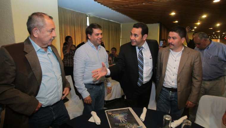 Los alcaldes Miguel Solares, Edwin Escobar y Víctor Alvarizaes saludan al presidenciable Jimmy Morales de FCN-Nación. (Foto Prensa Libre: Álvaro Interiano)