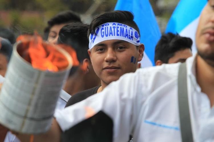 Los guatemaltecos demuestras su amor a Guatemala, al participar en las antorchas. (Foto Prensa Libre: Estuardo Paredes)