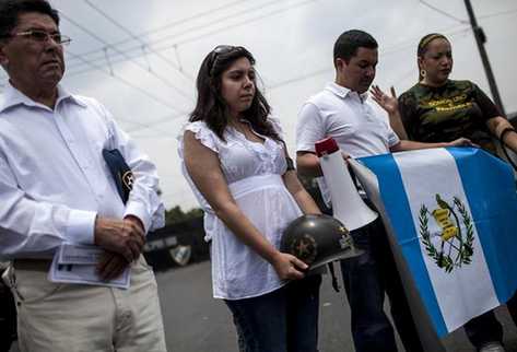 Con banderas y mantas familiares de militares se manifestaron a favor del militar Efraín Ríos Montt.  (Foto Prensa Libre: EFE)