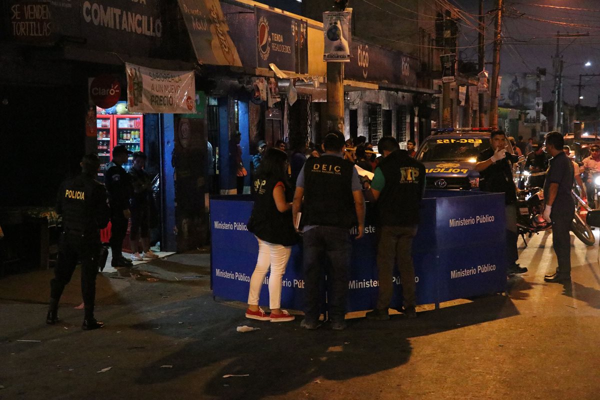 Curiosos, fiscales y policías en el lugar del ataque armado en Escuintla. (Foto Prensa Libre: Carlos Paredes)