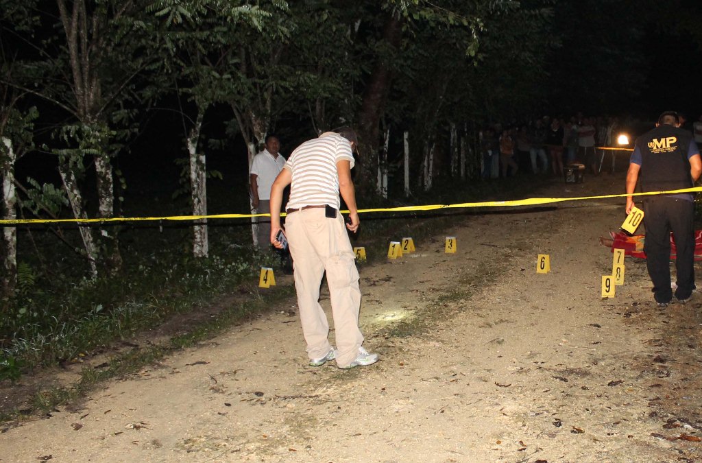 Autoridades resguardan el lugar donde murió baleada Belén Canahuí, en Dolores, Petén. (Foto Prensa Libre: Walfredo Obando)