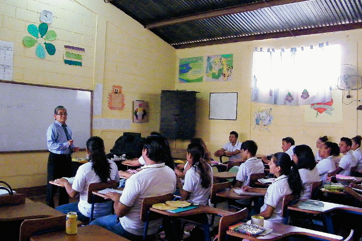 Estudiantes se benefician con nuevo edificio de instituto, en Sanarate, El Progreso. (Foto Prensa Libre: Héctor Contreras)