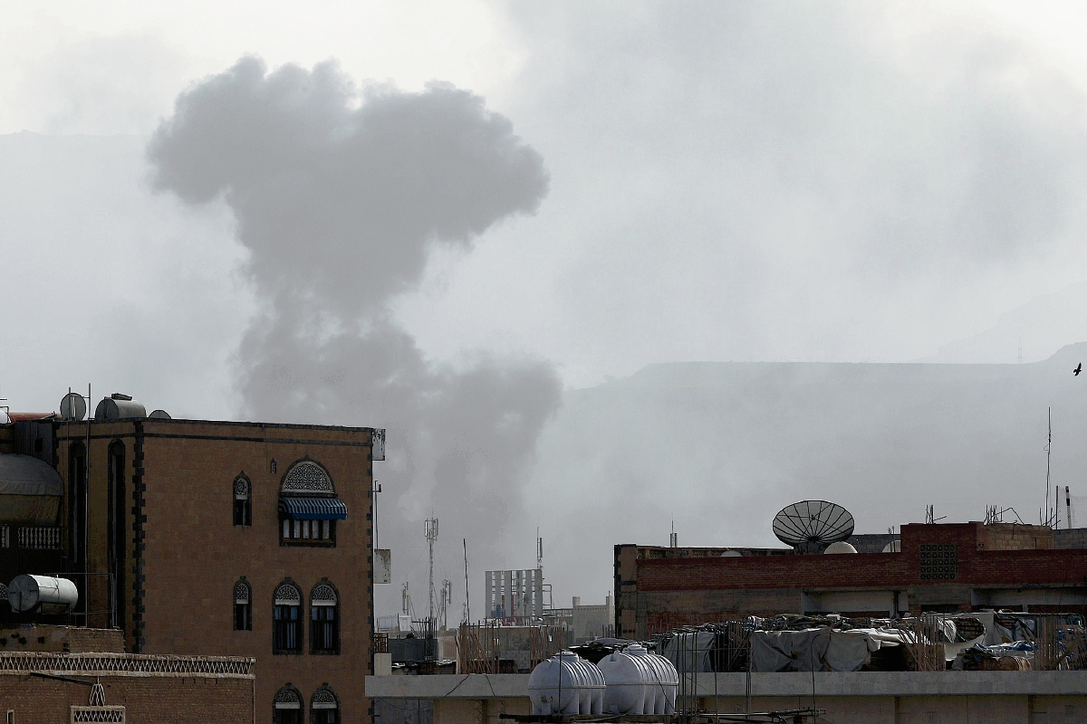 La ciudad de Saná es bombardeada por la coalición árabe. (Foto Prensa Libre:AFP)