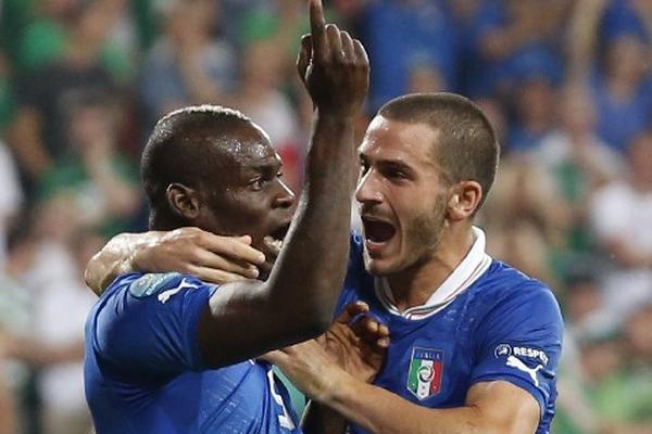 La celebración  de Balotelli con  Leonardo Bonucci. (Foto Prensa Libre: AP)