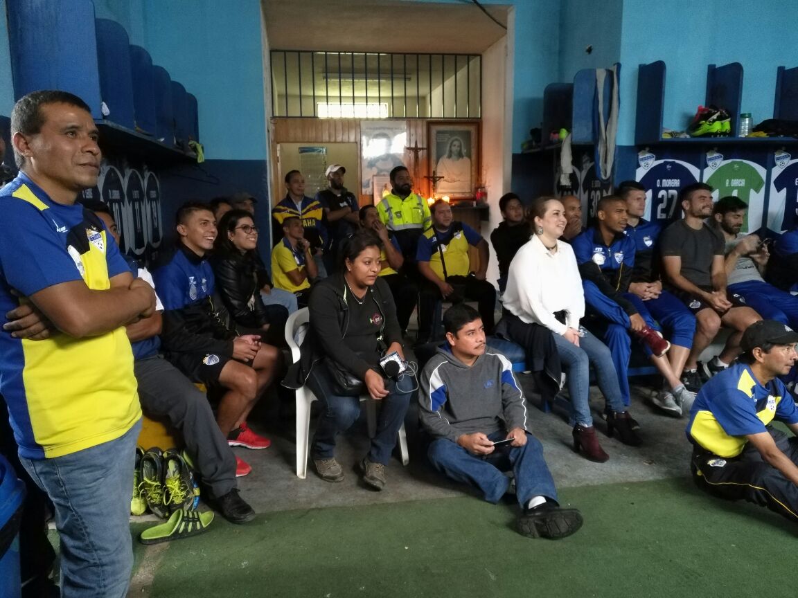 Los jugadores recibieron la visita de su presidenta Irasema Meléndez, antes de viajar a la ciudad capital. (Foto Prensa Libre: La Red)