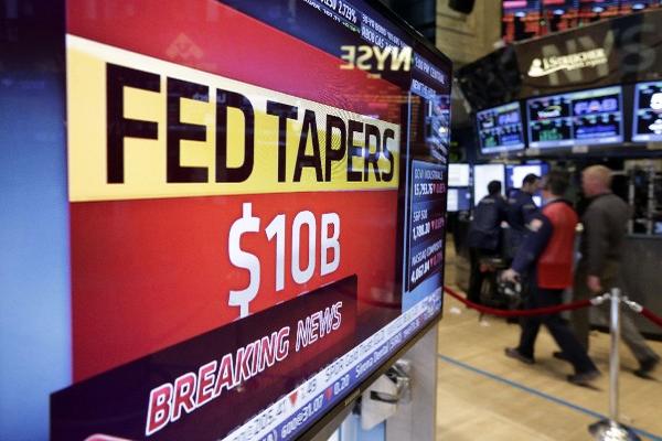 La Bolsa de Nueva York sigue paso a paso las conclusiones de la FED al anunciar la reducción de US$10 mil millones al programa de compra de bonos. (Foto Prensa Libre: AP)