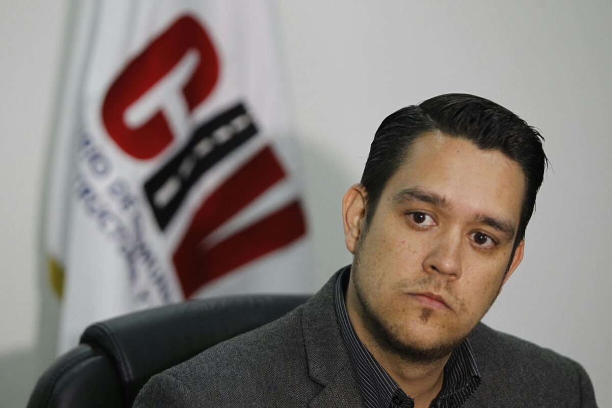 El viceministro de vivienda, Carlos Barrilas dijo que tiene moral y que no es un bufón del presidente Jimmy Morales, como dice la UNE. (Foto Prensa Libre: P. Raquec)
