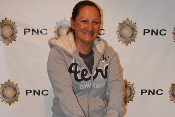 Magnolia Marín Gómez, agente de PMT, tras haber sido detenida por agredir a agentes de la PNC. (Foto Prensa Libre)   