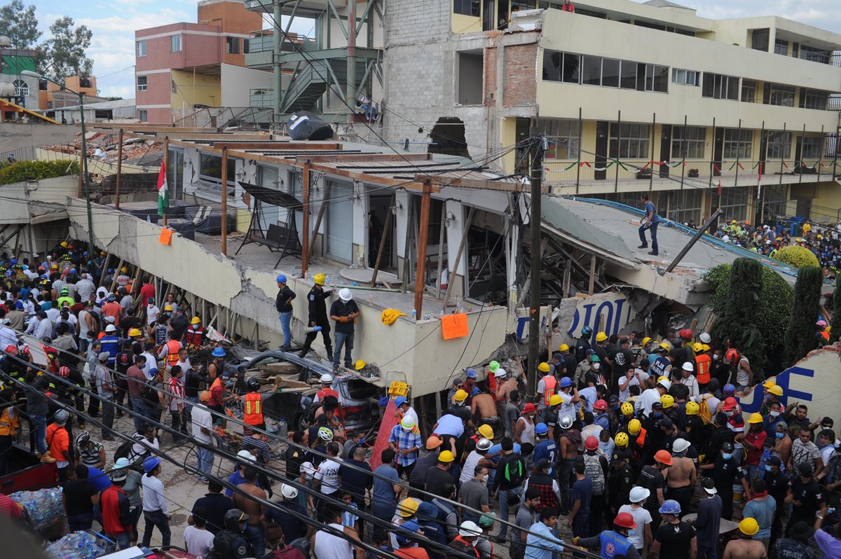 Gran parte de la escuela Enrique Rébsamen se derrumbó por el terremoto registrado el martes último en la Ciudad de México. (Foto Prensa Libre: EFE)