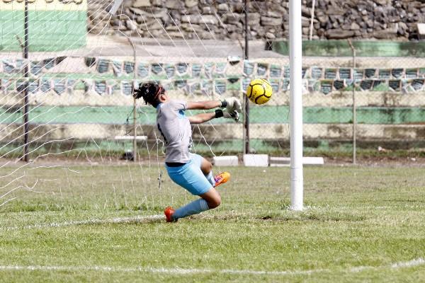 Nohemy Franco, portera de Unifut, detiene un penalti. (Foto Prensa Libre: Jesús Cuque)