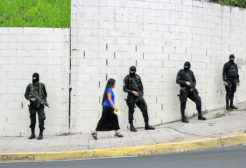 Habitantes de El Salvador viven entre el miedo y la zozobra por causa de las pandillas. (Foto Prensa Libre: AP).