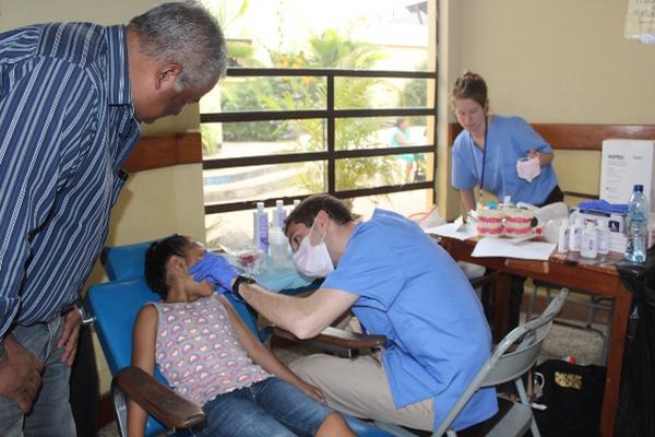 Niña recibe atención médica en jornada que se efectúa en Nueva Santa Rosa. (Foto Prensa Libre: Oswaldo Cardona) <br _mce_bogus="1"/>