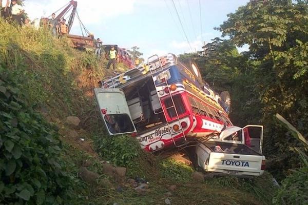 Un bus que se dirigía a Joyabaj, Quiché se accidentó en Santa Lucía Cotzumalguapa, en Escuintla. (Foto Prensa Libre: Enrique Paredes)